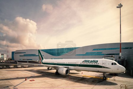 Téléchargez les photos : ROME, ITALIE - Février 2020 : Avion Alitalia Jet à l'aéroport de Fiumicino. Alitalia est la compagnie aérienne nationale et nationale de l'Italie. - en image libre de droit