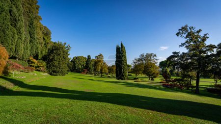 Téléchargez les photos : Vue panoramique sur le parc Sigurt. C'est un parc naturaliste de 600.000 mètres carrés ouvert au public en 1978. Valeggio sul Mincio, Vérone, Italie. - en image libre de droit