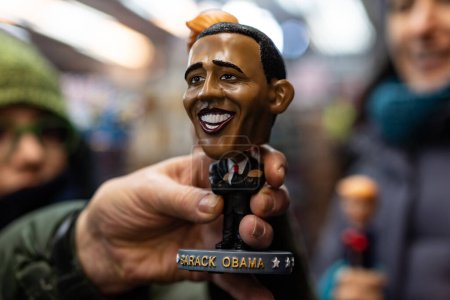 Téléchargez les photos : NEW YORK - FÉVRIER 2020 : Le président Barack Obama mini figure souvenir à vendre dans une boutique de cadeaux du centre-ville pour les touristes. - en image libre de droit