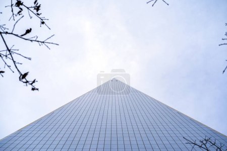 Foto de NUEVA YORK - FEBRERO, 2020: Una vista del World Trade Center (Freedom Tower) desde la base hacia arriba. Es la estructura más alta de la ciudad de Nueva York. - Imagen libre de derechos