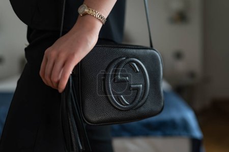 Téléchargez les photos : BOLOGNA - OCTOBRE 2020 : Femme avec Chanel élégant sac en cuir noir. Chanel est une maison de haute couture spécialisée dans les vêtements de haute couture pour femmes, les articles de luxe, la mode et les accessoires. - en image libre de droit