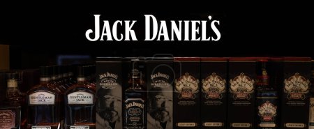 Foto de NUEVA YORK - FEBRERO 2020: Exhibición de whisky de Jack Daniel. - Imagen libre de derechos