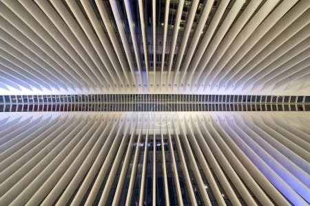Foto de NUEVA YORK - FEBRERO 2020: Detalle del techo con vista interior de Oculus de la estación One World Trade Center Path. Fue diseñado por Santiago Calatrava, arquitecto e ingeniero. - Imagen libre de derechos