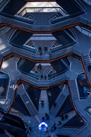 Téléchargez les photos : NEW YORK - FÉVRIER 2020 : La structure du navire avec des personnes sur les escaliers. Vessel (TKA) est une structure et une attraction touristique construite dans le cadre du Hudson Yards Redevelopment Project à Manhattan. - en image libre de droit