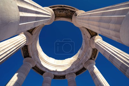 Foto de El Passetto de Ancona, un monumento a los soldados caídos de la Segunda Guerra Mundial, contra el cielo azul. Región de las Marcas, Italia. - Imagen libre de derechos