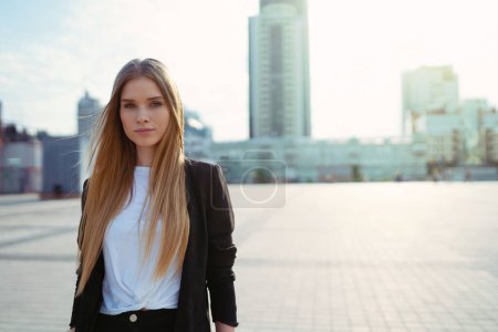 Téléchargez les photos : Belle jeune femme confiante portrait de mode dans la rue. Kiev, Ukraine. - en image libre de droit