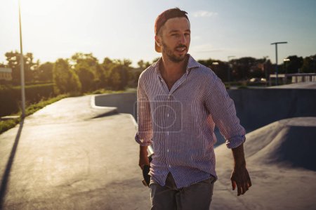 Téléchargez les photos : Portrait de skateboarder au skate park. Lumière du coucher du soleil, style de vie. - en image libre de droit