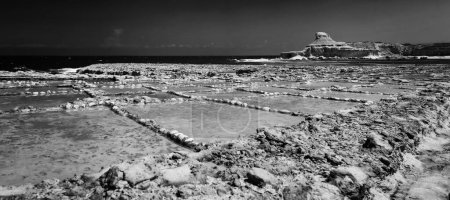 Foto de Paisaje panorámico de las Salinas en la bahía de Marsalforn en la isla de Gozo, Malta. - Imagen libre de derechos