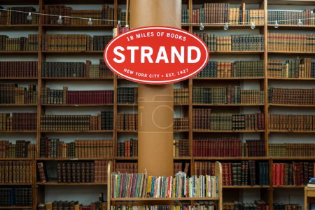 Foto de NUEVA YORK - FEBRERO, 2020: The Strand Bookstore interior view, una librería independiente ubicada en el 828 de Broadway, en la esquina de East 12th Street. - Imagen libre de derechos