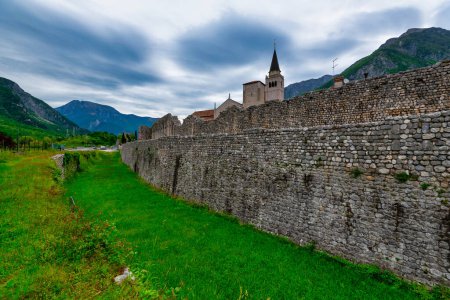 Téléchargez les photos : Murs de Venzone, Italie du Nord. Panneau Borgo dei Borghi 2017 (élu meilleur village italien en 2017). - en image libre de droit