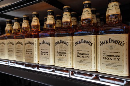 Foto de NUEVA YORK - FEBRERO 2020: Botellas de whisky Jack Daniel 's a la venta en la tienda Duty Free Store del Aeropuerto Internacional JFK. - Imagen libre de derechos