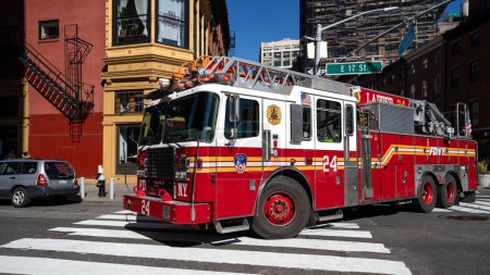 Téléchargez les photos : NEW YORK - FÉVRIER 2020 : les pompiers de la ville de New York passent devant des camions de sauvetage à Manhattan. FDNY est le plus grand fournisseur combiné d'incendie et d'EMS au monde. - en image libre de droit