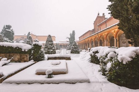 Téléchargez les photos : La Chartreuse de Bologne vue extérieure sous la neige, un ancien monastère chartreux, devient en 1801 le cimetière monumental des villes. - en image libre de droit