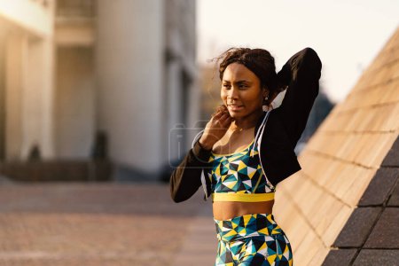 Foto de Confiado joven negro africano deportivo mujer de cerca retrato al aire libre en un día soleado. - Imagen libre de derechos
