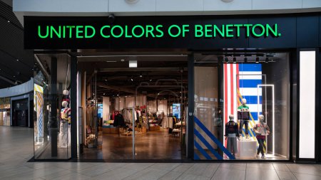 Téléchargez les photos : NEW YORK - FÉVRIER 2020 : Magasin United Colors of Benetton. United colors of benetton est une entreprise internationale de vêtements italiens. - en image libre de droit
