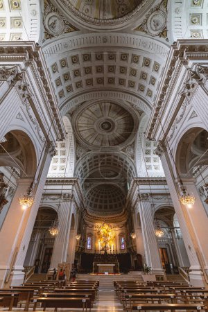 Téléchargez les photos : FERMO, ITALIE - AOÛT 2020 : Vue intérieure de la cathédrale Santa Maria Assunta. - en image libre de droit