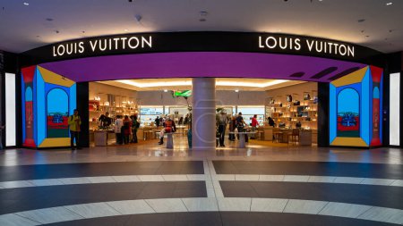 Foto de ROMA - FEBRERO 2020: Tienda Louis Vuitton dentro del aeropuerto de Fiumicino. Louis Vuitton es una casa de moda francesa fundada en 1854 por Louis Vuitton.. - Imagen libre de derechos