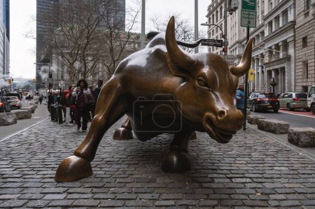 Foto de NUEVA YORK - FEBRERO, 2020: Toro de carga en el Bajo Manhattan. Representa optimismo financiero y prosperidad. - Imagen libre de derechos