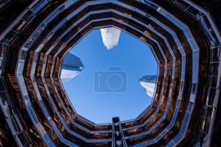 Foto de NUEVA YORK - FEBRERO, 2020: La vista de la estructura del buque desde el suelo. Vessel (TKA) es una estructura y atracción turística construida como parte del Proyecto de Reurbanización Hudson Yards en Manhattan.. - Imagen libre de derechos