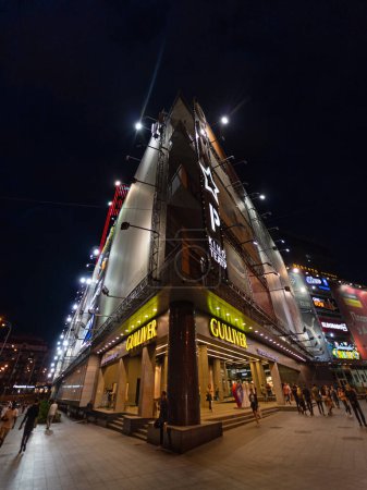 Téléchargez les photos : KIEV, UKRAINE - MAI 2019 : Bâtiment Gulliver la nuit. Le complexe multifonctionnel Gulliver est un bâtiment polyvalent de 35 étages à Kiev, la capitale de l'Ukraine.. - en image libre de droit