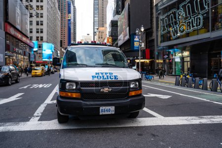 Foto de NUEVA YORK - FEBRERO, 2020: La camioneta de la policía de Nueva York en Manhattan. El Departamento de Policía de la Ciudad de Nueva York, establecido en 1845, es la mayor fuerza policial municipal en los Estados Unidos.. - Imagen libre de derechos