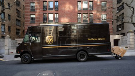 Foto de NUEVA YORK - FEBRERO 2020: furgoneta UPS estacionada en una calle de la ciudad de Nueva York. UPS es una de las mayores empresas de entrega de paquetes en todo el mundo. - Imagen libre de derechos