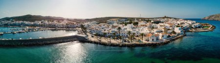 Foto de Vista aérea panorámica del pueblo de Fornells en Menorca, una de las Islas Baleares situada en el mar Mediterráneo perteneciente a España. - Imagen libre de derechos