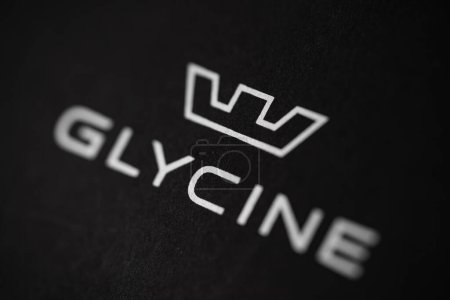 Foto de BOLOGNA, ITALIA - OCTUBRE, 2020: Logo del reloj de glicina. Glycine Watch es un fabricante suizo de relojes de pulsera, fundado en 1914, y con sede en Bienne, Suiza. Profundidad de campo superficial. Editorial ilustrativo. - Imagen libre de derechos