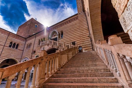Foto de Regione Palace con escalera. Verona, Italia. - Imagen libre de derechos