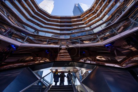 Foto de NUEVA YORK - FEBRERO, 2020: La estructura del buque con gente en las escaleras. Vessel (TKA) es una estructura y atracción turística construida como parte del Proyecto de Reurbanización Hudson Yards en Manhattan.. - Imagen libre de derechos