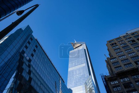 Foto de NUEVA YORK - FEBRERO, 2020: La plataforma de observación panorámica Edge contra el cielo azul. The Edge es la cubierta de cielo al aire libre más alta del hemisferio occidental que sube más de 330 metros en el aire.. - Imagen libre de derechos