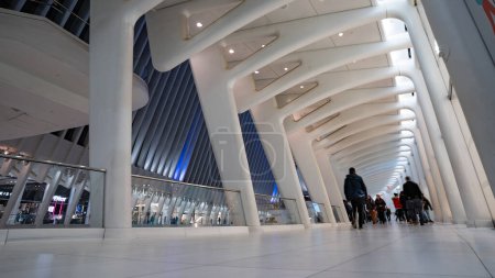 Téléchargez les photos : NEW YORK - FÉVRIER 2020 : Oculus vue de l'intérieur de la station One World Trade Center Path. Il a été conçu par Santiago Calatrava, architecte et ingénieur. - en image libre de droit