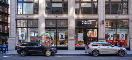 Téléchargez les photos : NEW YORK - FÉVRIER 2020 : Flying Tiger store à Manhattan. Flying Tiger Copenhagen est une chaîne danoise de magasins de variétés. Son premier magasin a ouvert à Copenhague en 1995, il y a maintenant près de 1000 magasins. - en image libre de droit
