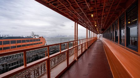 Foto de Ferry Staten Island en Nueva York. El Ferry ha sido un servicio municipal desde 1905, y transporta más de 21 millones de pasajeros al año. - Imagen libre de derechos
