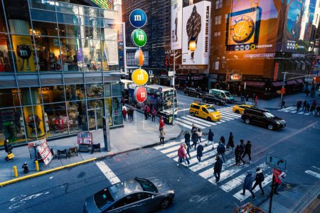 Téléchargez les photos : NEW YORK - FÉVRIER 2020 : Vue de Times Square d'en haut. TS est un carrefour touristique animé de publicités commerciales et une rue célèbre de New York et des États-Unis. - en image libre de droit