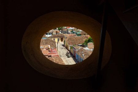 Foto de Vista de la ciudad desde la ventana de la Torre en Trinidad, Cuba. - Imagen libre de derechos
