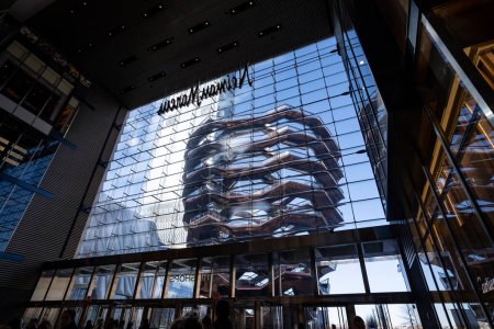 Foto de NUEVA YORK - FEBRERO, 2020: La vista de la estructura del buque desde el centro comercial Hudson Yards. Vessel es una estructura y atracción de visitantes construida como parte del Proyecto de Reurbanización de Hudson Yards. - Imagen libre de derechos