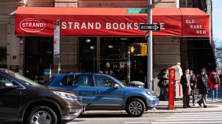 Foto de NUEVA YORK - FEBRERO, 2020: The Strand Bookstore es una librería independiente ubicada en el 828 de Broadway, en la esquina de East 12th Street en East Village en Manhattan.. - Imagen libre de derechos