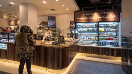 Téléchargez les photos : NEW YORK - FÉVRIER 2020 : Paris Baguette Boulangerie signe dans un magasin à Manhattan. Paris Baguette, une marque de boulangerie populaire de la franchise caf en Corée du Sud. - en image libre de droit