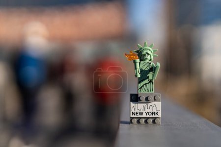 Foto de NUEVA YORK - FEBRERO, 2020: Estatua de la Libertad min figure by lego. Lego es una popular línea de juguetes de construcción popular entre los niños y coleccionistas de todo el mundo. Editorial ilustrativo. - Imagen libre de derechos