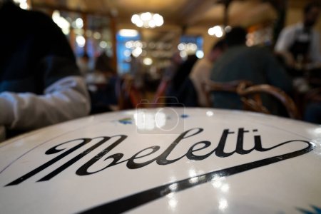 Foto de ASCOLI PICENO, ITALIA - DICIEMBRE DE 2019: El histórico café Meletti famoso por Anisetta, vista interior. - Imagen libre de derechos