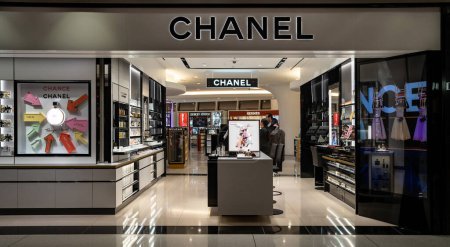 Téléchargez les photos : NEW YORK - FÉVRIER 2020 : Magasin Chanel. Chanel est une maison de haute couture spécialisée dans les vêtements de haute couture pour femmes, les articles de luxe, la mode et les accessoires. - en image libre de droit