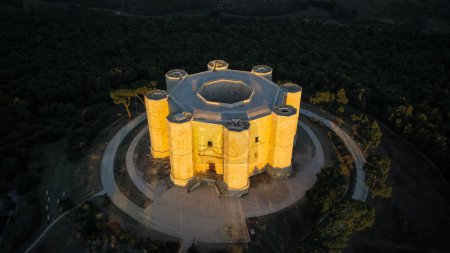 Téléchargez les photos : Vue aérienne panoramique du Castel del Monte, le célèbre château construit en forme octogonale par l'empereur romain Frédéric II au XIIIe siècle dans les Pouilles, en Italie. Site du patrimoine mondial depuis 1996. - en image libre de droit