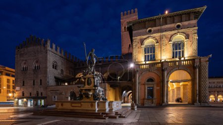 Téléchargez les photos : Fontaine de Neptune la nuit à Bologne. Italie
. - en image libre de droit