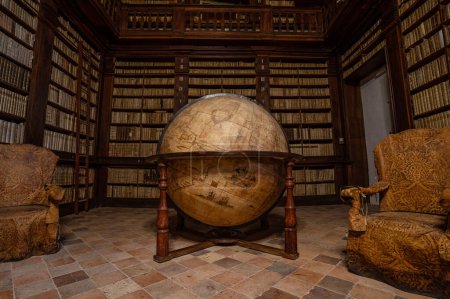 Foto de FERMO, ITALIA - DICIEMBRE 2019: Antiguo mundo mapa globo dentro del Palazzo dei Priori (Edificio Previo). - Imagen libre de derechos