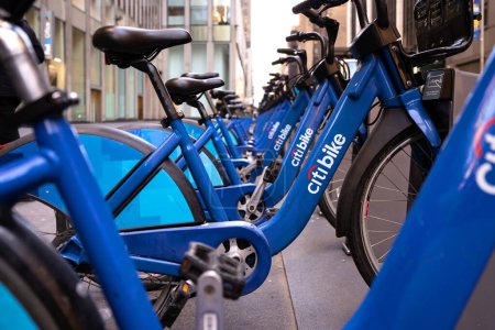 Téléchargez les photos : NEW YORK - FÉVRIER 2020 : Station de vélo Citi à Manhattan. Le système de partage de vélos NYC a débuté à Manhattan et Brooklyn le 27 mai 2013. - en image libre de droit