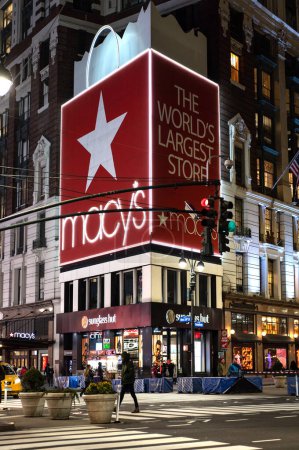 Téléchargez les photos : NEW YORK - FÉVRIER 2020 : Historic Macy's Herald Square at 34th Street. Macy's est une chaîne de grands magasins appartenant à la multinationale américaine Macy's, Inc.. - en image libre de droit
