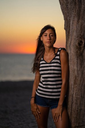 Foto de Retrato íntimo de mujer joven en la playa al sol. - Imagen libre de derechos