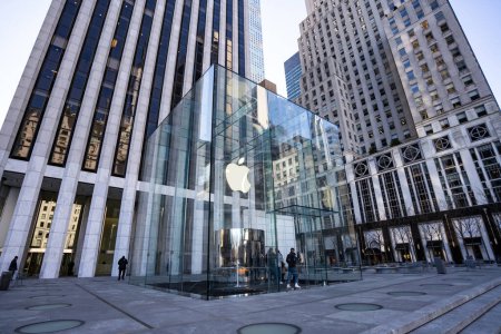 Foto de NUEVA YORK - FEBRERO, 2020: Apple Store en la 5ª Avenida. Apple Inc. es una multinacional estadounidense de tecnología con sede en Cupertino, California.. - Imagen libre de derechos