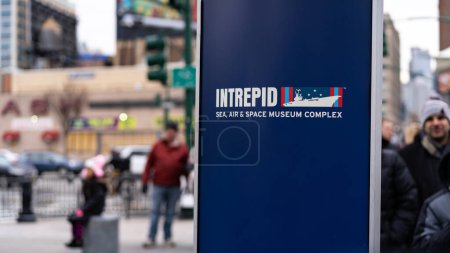 Téléchargez les photos : NEW YORK - FÉVRIER 2020 : Panneau d'affichage du musée Intrepid. L'Intrepid Sea, Air & Space Museum est un musée américain d'histoire militaire et maritime, situé au quai 86 le long de la rivière Hudson.. - en image libre de droit